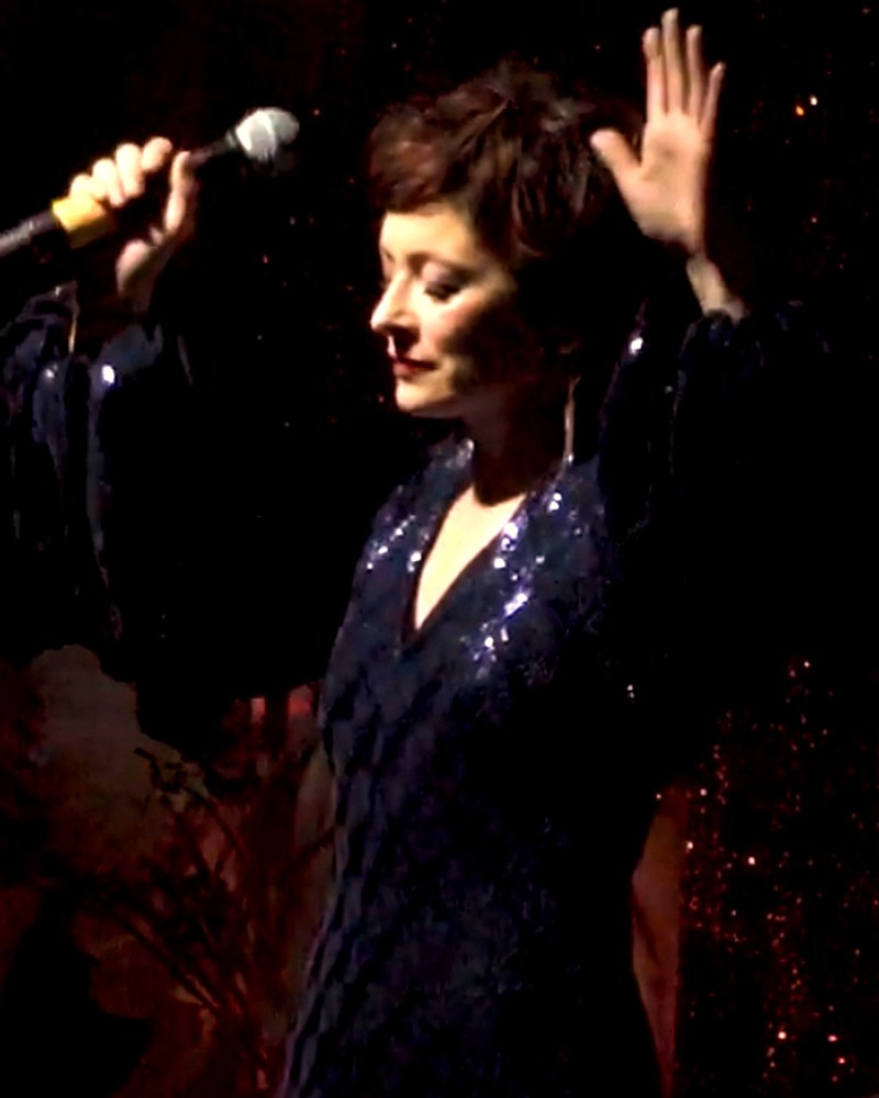 Natacha en scène, robe sequin